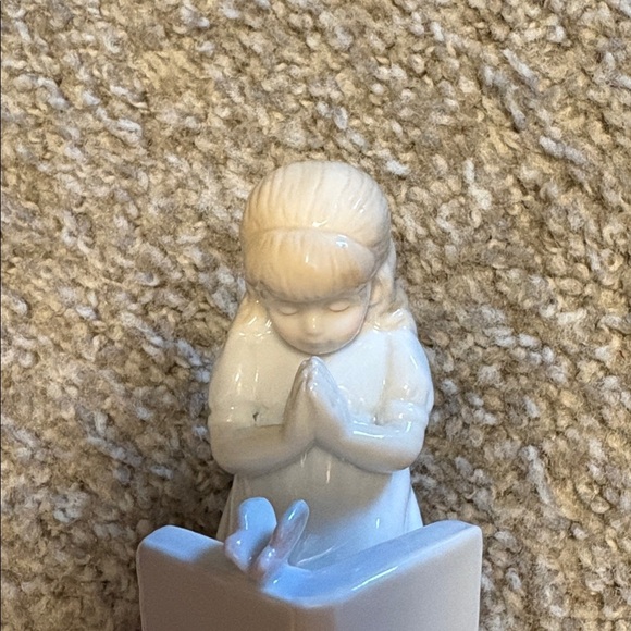 Hallmark Studio B - Little Girl Kneeling in Prayer w Bible - Porcelain Figurine - Picture 9 of 9